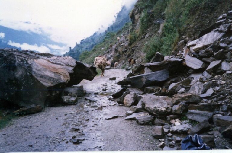 photo landslide on road to nepal
